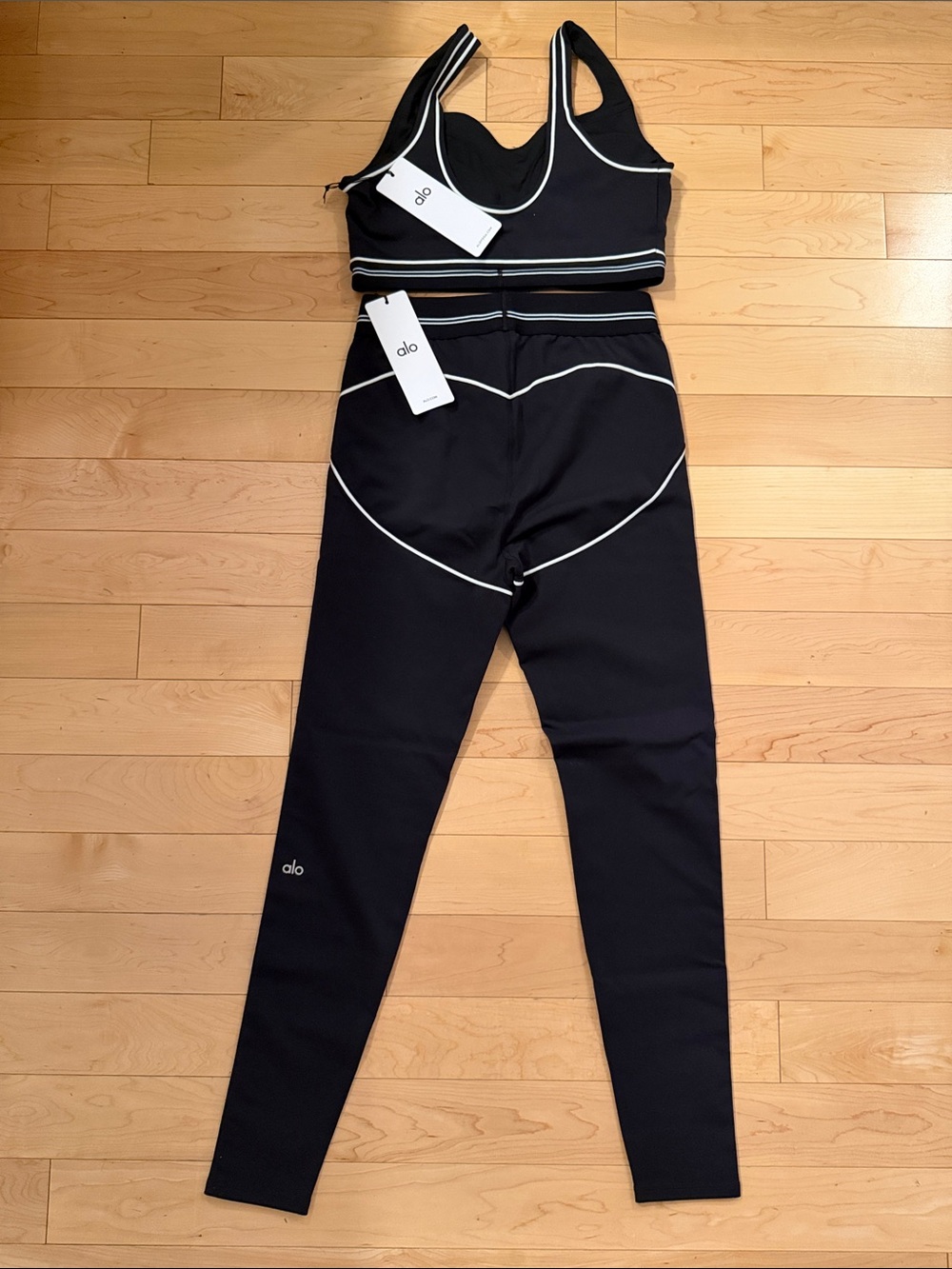 NWT ALO Yoga Airbrush Heart Throb Leggings & Sports Bra Set in black - Picture 4 of 6